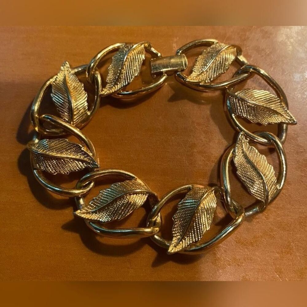 Vintage Gold Tone Leaf Link Bracelet 7 Inch Textured Elegant Statement Jewelry